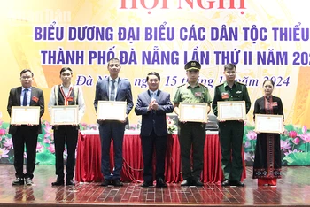 Bộ trưởng, Chủ nhiệm Ủy ban Dân tộc Hầu A Lềnh trao Bằng khen cho tập thể, cá nhân tiêu biểu.