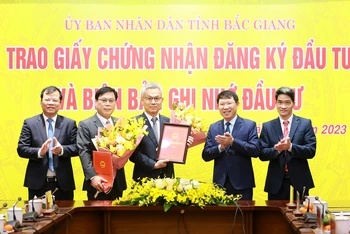 Lãnh đạo tỉnh Bắc Giang trao Giấy chứng nhận đăng ký đầu tư cho đại diện các doanh nghiệp tại buổi lễ