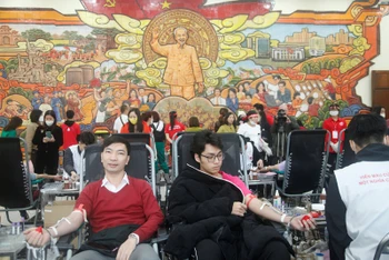 Các tình nguyện viên hiến máu tại Lễ hội Xuân hồng Bắc Giang năm 2023.