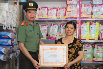 Đại diện công an tỉnh Bắc Giang khen thưởng bà Nguyễn Thị Kim.