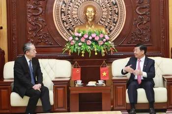 Đại Sứ Hùng Ba (bên trái) làm việc với Bí thư Tỉnh ủy Bắc Giang Dương Văn Thái.