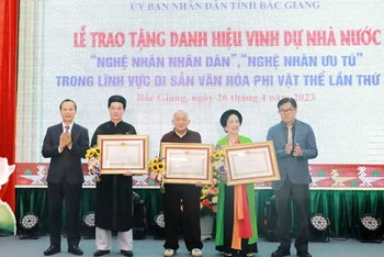 Đại diện Ban tổ chức trao Bằng công nhận danh hiệu Nghệ nhân nhân dân cho các nghệ sĩ tại buổi lễ.