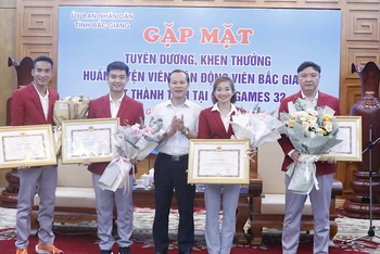 Đồng chí Mai Sơn, Phó Chủ tịch UBND tỉnh Bắc Giang tặng thưởng cho các vận động viên tại buổi lễ.