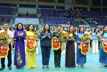 Phó Chủ tịch nước Võ Thị Ánh Xuân (thứ 4 từ phải sang) tặng cờ cho đại diện các đội tham gia Hội thi dân vũ và thể dục thể thao phụ nữ toàn quốc năm 2023.