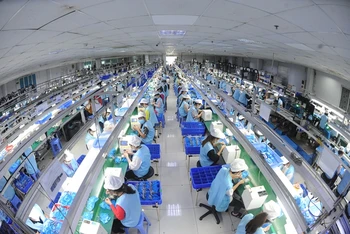 Sản xuất linh kiện điện tử ở Công ty Suntech-JSC Hàn Quốc tại Bắc Giang.