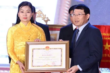 Nhà giáo Nguyễn Thị Thanh Thiết nhận Bằng khen cá nhân tiêu biểu của tỉnh Bắc Giang trong học tập và làm theo tư tưởng đạo đức Hồ Chí Minh.