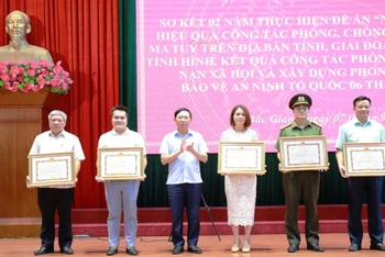 Chủ tịch tỉnh Bắc Giang Lê Ánh Dương (thứ 3 từ trái sang) trao Bằng khen cho các cá nhân có thành tích xuất sắc trong đấu tranh tội phạm ma túy.