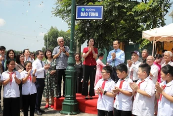 Lãnh đạo Thông tấn xã Việt Nam và lãnh đạo Ủy ban nhân dân tỉnh Bắc Giang cùng người dân khai trương gắn biển tên đường phố Đào Tùng.