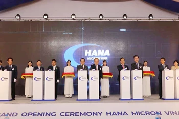 Phó Thủ tướng Trần Lưu Quang cũng các đại biểu ấn nút khánh thành nhà máy.