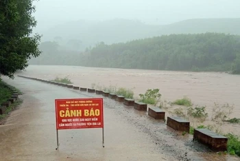 Nước sông Cẩm Đàn tại huyện Sơn Động, tỉnh Bắc Giang dâng cao, gây chia cắt cục bộ một số xã.