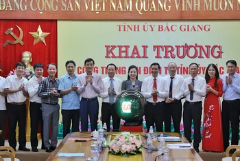 Lãnh đạo Tỉnh ủy Bắc Giang bấm nút khai trương Cổng thông tin điện tử Tỉnh ủy Bắc Giang.