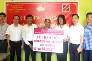 Đại diện lãnh đạo Ủy ban nhân dân huyện Lạng Giang và Agribank chi nhánh Bắc Giang II trao kinh phí hỗ trợ cho gia đình bà Nguyễn Thị Toàn.