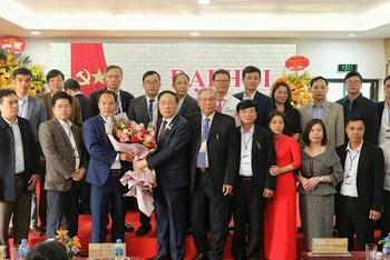 Ra mắt Ban chấp hành Hội Y tế Tư nhân tỉnh Bắc Giang tại đại hội.