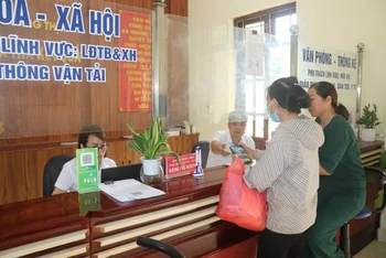 Người dân thực hiện thủ tục hành chính tại xã Quang Thịnh, huyện Lạng Giang. (Ảnh: NGA MƠ)