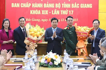 Các đồng chí Thường trực Tỉnh ủy tặng hoa chúc mừng đồng chí Nguyễn Việt Oanh và Đại tá Phạm Văn Tạo.