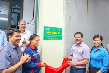 Ông Đồng Xuân Thụ, Tổng biên tập Tạp chí Môi trường và Đô Thị cùng chị Nguyễn Thị Lành mở băng khánh thành ngôi nhà. 