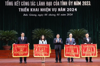 Tỉnh uỷ Bắc Giang tặng cờ thi đua cho các chi bộ đảng có nhiều thành tích xuất sắc.
