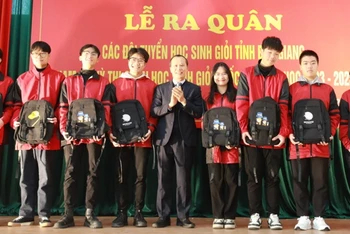 Đồng chí Mai Sơn, Phó Chủ tịch Thường trực Ủy ban nhân dân tỉnh trao quà động viên học sinh tham dự đội tuyển học sinh giỏi quốc gia.