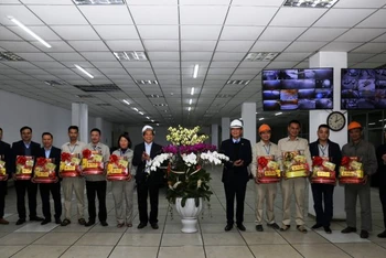 Lãnh đạo Công ty Đạm Hà Bắc tặng quà cho người lao động làm việc xuyên Tết.