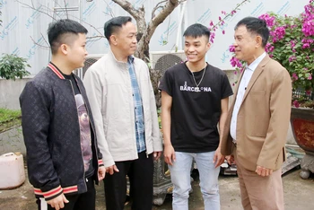 Đảng viên thôn Trại Phúc Mãn, xã Xuân Hương, huyện Lạng Giang gặp gỡ, nắm bắt tâm tư, nguyện vọng của thanh niên tại địa bàn.