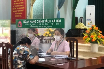 Người dân đến làm thủ tục vay vốn tại Ngân hàng chính sách tỉnh Bắc Giang.