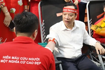 Ông Nghiêm Xuân Hưởng, Phó Chủ tịch Hội đồng nhân dân tỉnh Bắc Giang hiến máu tại chương trình.
