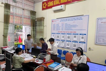 Hướng dẫn người dân quét mã QR tại xã Thái Sơn, huyện Hiệp Hòa, Bắc Giang.