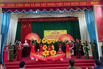 Văn nghệ chào mừng tại “Ngày hội Toàn dân bảo vệ an ninh Tổ quốc”.