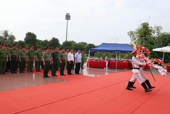 Công an tỉnh Bắc Giang báo công dâng Bác tại Khu lưu niệm Sáu điều Bác Hồ dạy Công an nhân dân.