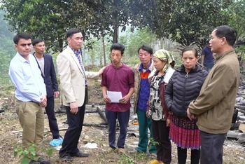 Lãnh đạo huyện Bảo Yên đến thăm hỏi và trao tiền hỗ trợ gia đình người bị nạn trong vụ cháy ở xã Bảo Hà, huyện Bảo Yên - Lào Cai. (Ảnh MINH HUYỀN)
