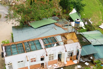 Nhà ở bị dông lốc mạnh làm hư hại ở thị trấn Mường Khương (Lào Cai). (Ảnh: TL)