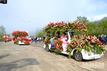 Lễ hội hoa hồng tổ chức tại Sa Pa luôn thu hút du khách trong kỳ nghỉ lễ 30/4 và 1/5. (Ảnh: QUỐC HỒNG)