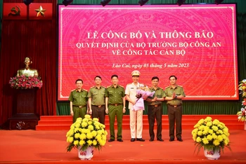 Ban giám đốc Công an tỉnh Lào Cai chúc mừng Đại tá Cao Minh Huyền được bổ nhiệm giữ chức Giám đốc Công an tỉnh Lào Cai từ ngày 8/5/2023. (Ảnh: THANH TUẤN)