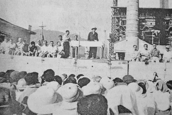 Bác Hồ lên thăm Lào Cai và nói chuyện với cán bộ, công nhân Nhà máy điện Lào Cai, năm 1958. (Ảnh TL)