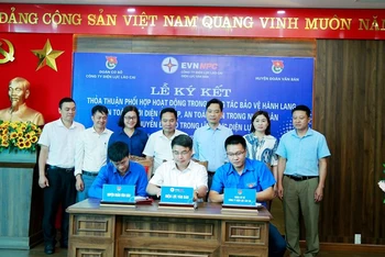 Ký kết phối hợp bảo vệ an toàn hành lang lưới điện và sử dụng điện tiết kiệm ở Lào Cai.