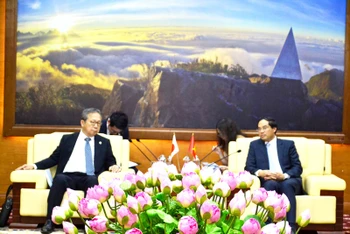 Đại sứ đặc mệnh toàn quyền Nhật Bản tại Việt Nam Yamada Takio hội đàm với lãnh đạo tỉnh Lào Cai. (Ảnh: QUỐC HỒNG)