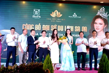 Trao Danh hiệu “Đại sứ Du lịch Tây Bắc” cho Lương Kỳ Duyên, Hoa hậu Du lịch Việt Nam năm 2022. (Ảnh: QUỐC HỒNG)