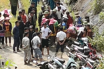 Huy động lực lượng tại chỗ để tìm kiếm nạn nhân bị lũ cuốn mất tích ở xã Nậm Xây, huyện Văn Bàn, tỉnh Lào Cai. (Ảnh: HỮU THIỆN)