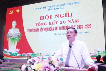 Phó Bí thư Tỉnh ủy Lào Cai Hoàng Giang tại Hội nghị Tổng kết 20 năm "Ngày hội Đại đoàn kết toàn dân tộc". (Ảnh: TUẤN NGỌC)