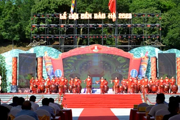 Lễ hội đền Bảo Hà tưởng nhớ Danh tướng Hoàng Bảy tại xã Bảo Hà, huyện Bảo Yên, tỉnh Lào Cai. (Ảnh: QUỐC HỒNG)