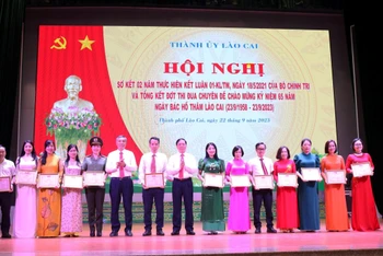 Lãnh đạo Thành ủy Lào Cai biểu dương, khen thưởng các tập thể và các nhân có thành tích xuất sắc trong đợt thi đua Kỷ niệm 65 năm Bác Hồ thăm Lào Cai. (Ảnh: QUỐC HỒNG)
