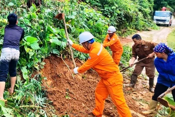 Điện lực Bảo Thắng khẩn trương khắc phục sự cố mưa lũ, cấp điện trở lại cho vùng lũ ở huyện Bảo Thắng-Lào Cai. (Ảnh: NGUYỄN HIỀN)