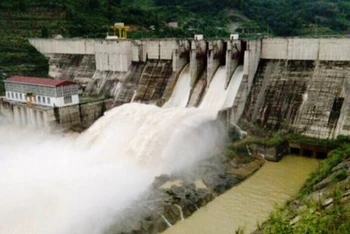 Mưa lớn, kéo dài khiến nhiều hồ thủy điện ở Lào Cai đầy dung tích chứa, cần vận hành đúng quy trình để bảo đảm an toàn. (Ảnh: QUỐC HỒNG) 