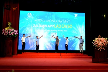 Khai trương ứng dụng Lào Cai số trên nền tảng mạng xã hội Zalo, tại huyện Bảo Thắng, tỉnh Lào Cai, ngày 6/10. (Ảnh: QUỐC HỒNG) 