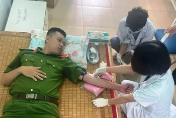 Trung úy Bùi Ngọc Sang, Công an huyện Văn Bàn (Lào Cai) hiến máu kịp thời cứu sống bệnh nhân bị thủng tạng rỗng. (Ảnh: QUỲNH TRANG)