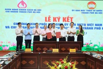 Quang cảnh lễ ký kết chương trình phối hợp giữa Ủy ban Mặt trận Tổ quốc Việt Nam thành phố Hà Nội và Chi nhánh Ngân hàng Chính sách xã hội thành phố Hà Nội. (Ảnh: NGUYỄN PHƯỢNG)