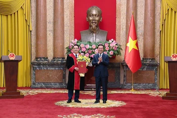 Chủ tịch nước Võ Văn Thưởng chúc mừng đồng chí Nguyễn Hồng Nam. (Ảnh: Hồng Quân)