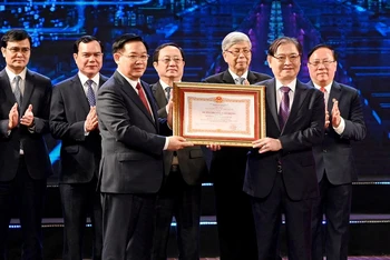 Chủ tịch Quốc hội Vương Đình Huệ trao Huân chương Lao động hạng nhất tặng Quỹ Hỗ trợ sáng tạo kỹ thuật Việt Nam (VIFOTEC). (Ảnh DUY LINH)