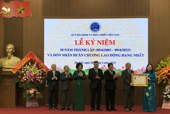 Quỹ Hòa bình và Phát triển Việt Nam đón nhận Huân chương Lao động hạng Nhất.