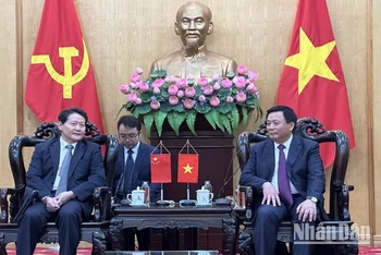 Đồng chí Nguyễn Xuân Thắng (bên phải) tiếp đồng chí Lý Trí Dũng.